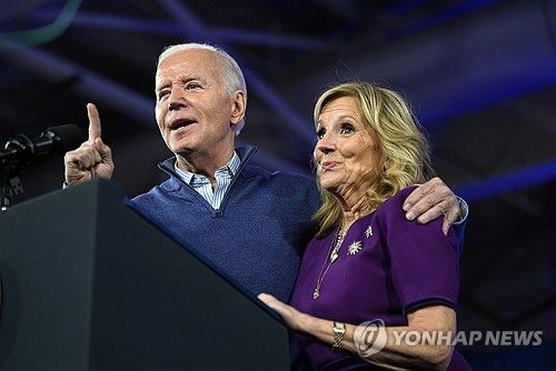 필라델피아 유세 현장의 바이든 부부