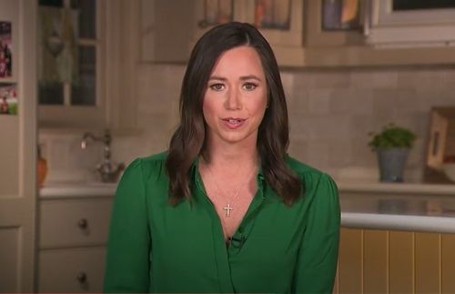 자택 주방 배경으로 연설한 케이티 브릿 미국 연방상원의원