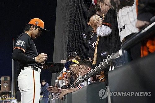 팬들에게 사인해주는 이정후