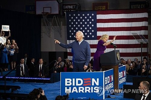 필라델피아 유세 현장의 바이든 부부