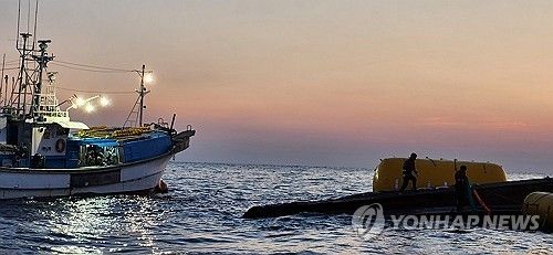 통영해경, 전복 선박 야간 수색