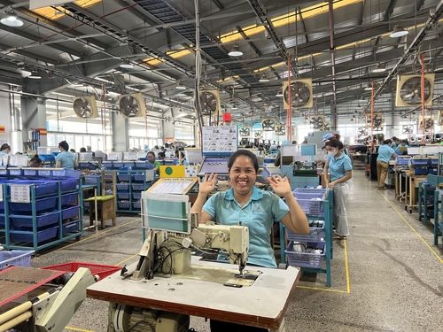 회사 지원을 받아 백내장 무료 수술을 받고 근무 중인 창신베트남 직원