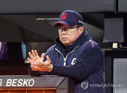 손뼉 치는 김태형 감독