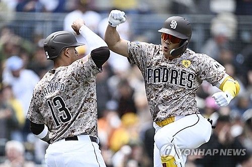 마차도와 세리머니 하는 김하성