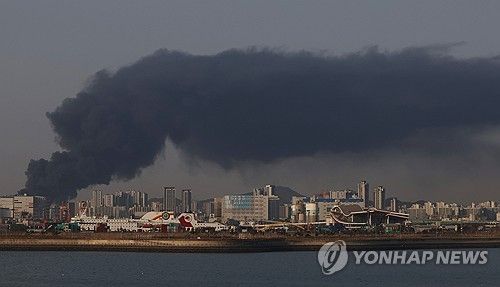 인천 뒤덮은 검은 연기