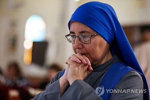 31일(현지시간) 가자시티 성가족 교회에서 열린 부활절 미사에 참석한 한 수녀 