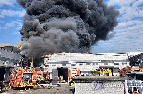 인천 석남동 공장 화재로 치솟는 검은 연기