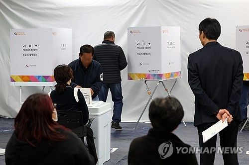 22대 총선, 투표하는 유권자들