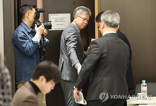 브리핑 마치고 나서는 김택우 위원장