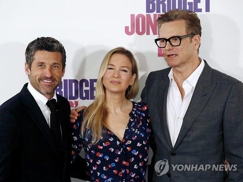 2016년 스페인 마드리드에서 '브리짓 존스의 베이비' 시사회에 참석한 배우 러네이 젤위거(가운데)와 콜린 퍼스(오른쪽)