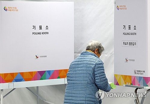 22대 총선, 투표하는 유권자들