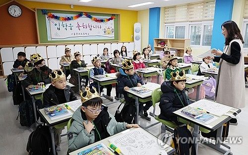 지난달 4일 서울의 한초등학교에서 입학식을 마친 1학년 신입생들이 교실에서 담임 선생님과 인사하고 있다. [공동취재. 연합뉴스 자료사진. 재판매 및 DB 금지]