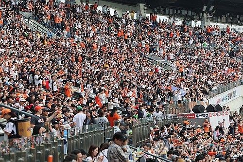 관중석 빽빽이 찬 잠실야구장