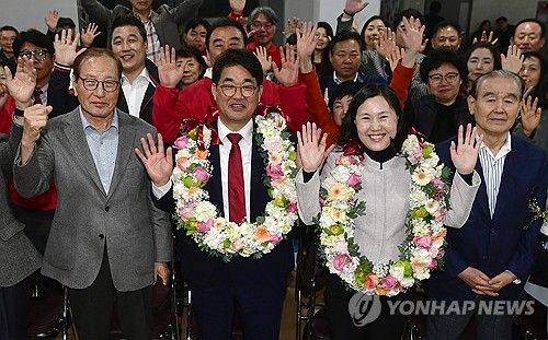 환호하는 배준영 후보