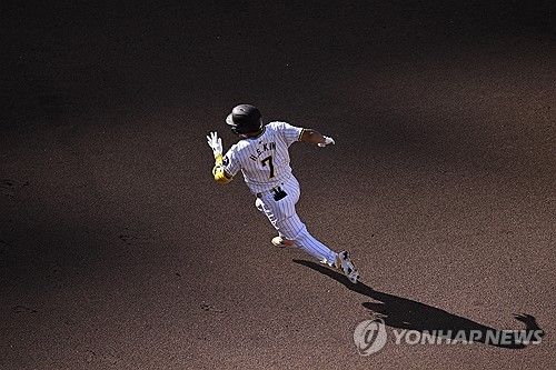 4회 3루타 때 질주하는 김하성