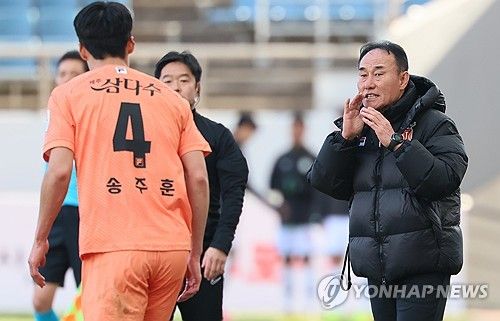 선수들 독려하는 제주 김학범 감독