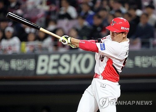 타격하는 서건창