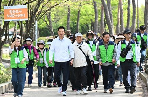 '제10회 서울시 한마음 치매극복 걷기행사'에서 어르신과 함께 걷고 있는 오세훈 시장