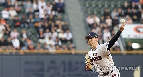 투구하는 두산 선발 브랜든 와델