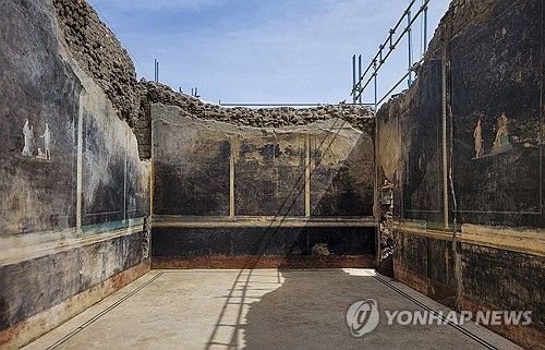 프레스코 벽화가 그려진 연회장의 모습