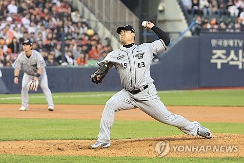 투구하는 한화 선발 류현진