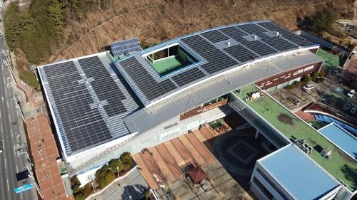 창원 우리누리청소년문화센터 옥상에 설치된 태양광 발전소