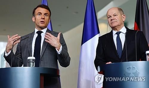 숄츠 독일 총리(오른쪽)와 마크롱 프랑스 대통령