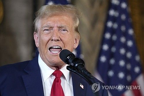 (팜비치 AP=연합뉴스) 미국 공화당 대선후보인 도널드 트럼프 전 미국 대통령이 12일(현지시간) 미국 플로리다주 팜비치에 있는 마러라고 리조트에서 마이크 존슨 하원의장과 함께 기자회견을 하면서 말하고 있다. 2024.4.12 photo@yna.co.kr