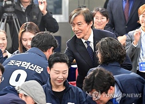 비례대표 후보들과 인사 나누는 조국 대표