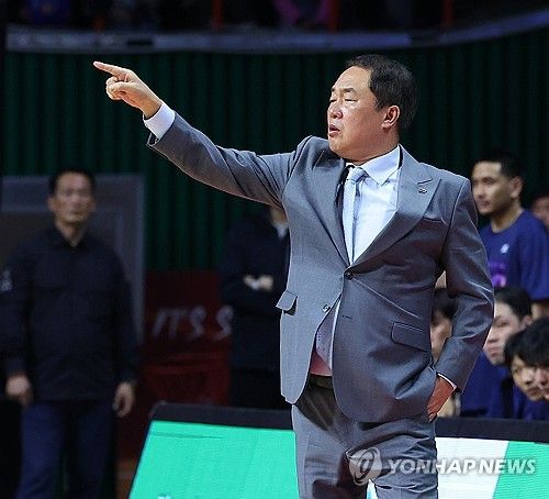 작전 지시하는 전창진 감독