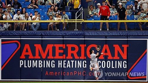 타구를 잡아내는 이정후