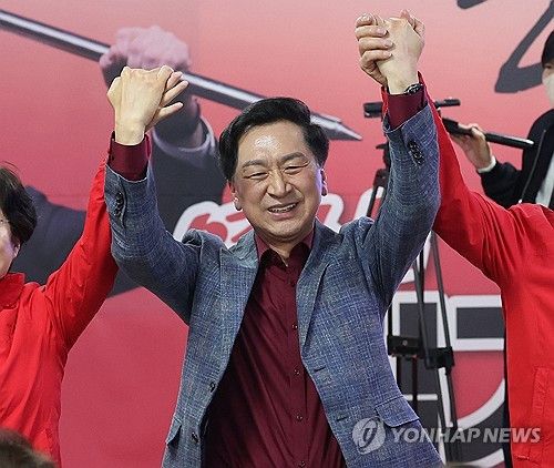 지지자들에게 인사하는 김기현