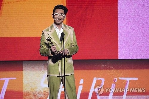 지난 2월 '필름 인디펜던트 스피릿 어워즈'에서 상 받은 이성진 감독 