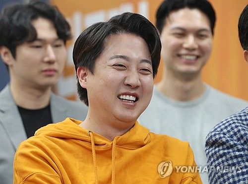 개표방송 보는 이준석 후보