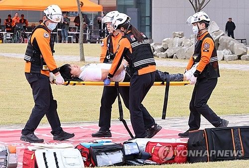 훈련 중인 소방대원