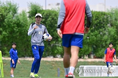 훈련 지켜보는 황선홍 감독