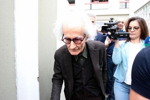 바리 법원으로 향하는 루치아노 칸포라 전 바리대 교수