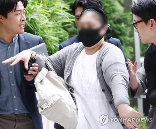 지난해 5월 영장실질심사 때 취재진 손 뿌리치는 인터넷 카페 운영자