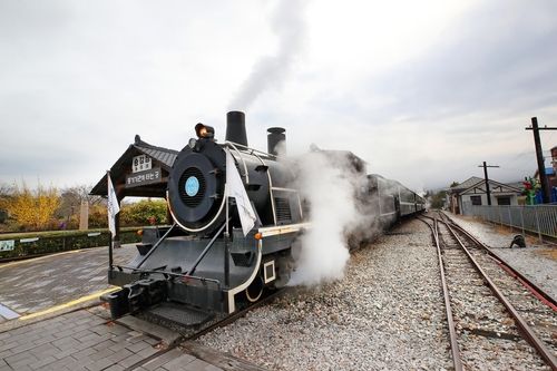 섬진강 기차마을에서 출발을 기다리는 증기기관차 [사진/조보희 기자]
