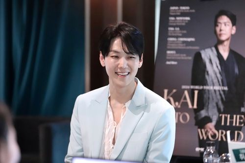 인터뷰하는 뮤지컬 배우 카이