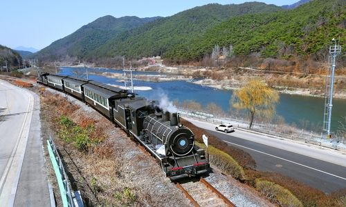 섬진강변을 달리는 증기기관차 [사진/조보희 기자]