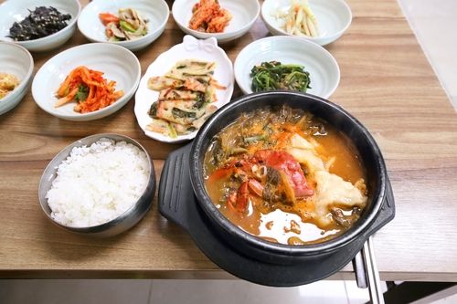 기차마을 전통시장 음식점의 참게탕 [사진/조보희 기자]