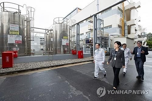 한화진 환경부 장관이 작년 8월 화학물질 생산 공장을 둘러보고 있다. [환경부 제공. 재판매 및 DB 금지]
