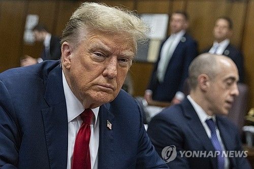 15일(현지시간) 미국 뉴욕 맨해튼법원에서 열린 '성범죄 입막음 돈' 재판 시작 전 도널드 트럼프 전 대통령