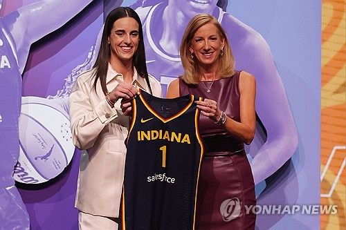 케이틀린 클라크(왼쪽)