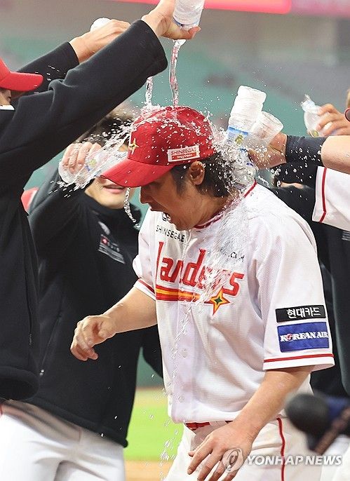 물세례 받는 최정