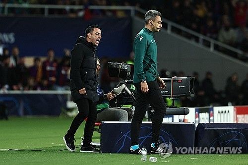 판정에 항의하는 사비 에르난데스 바르셀로나 감독