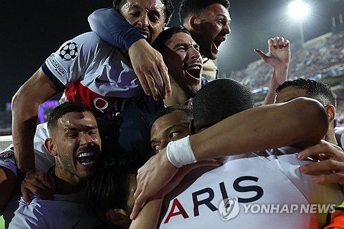 기뻐하는 PSG 선수단