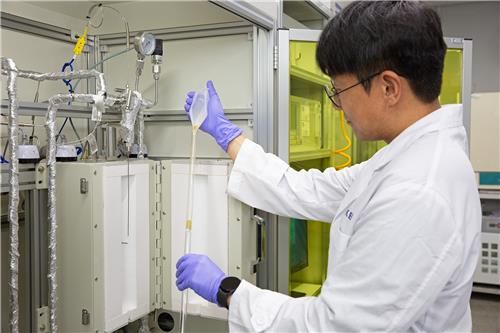 연구진이 성능 평가를 위해 석영관 반응기에 개발 촉매를 넣는 모습
