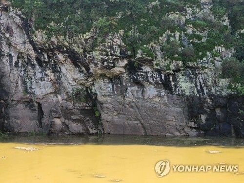작년 8월 제6호 태풍 카눈이 지나간 지 하루가 지난 11일 오전 울산 울주군 언양읍 반구대 암각화가 절반가량 물에 잠겨 있다. [연합뉴스 자료사진]